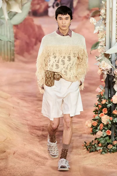 Look 16